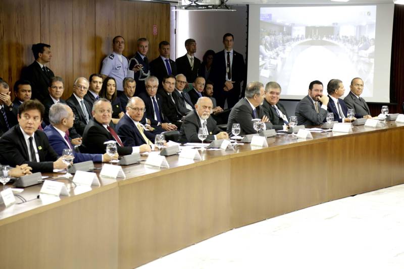 Em reunião com governadores de todo o país, nesta quinta-feira (1), no Palácio do Planalto, em Brasília, o presidente Michel Temer anunciou a criação de um plano para financiamento aos Estados para reforçar o aparelhamento das polícias, via empréstimo do Banco Nacional do Desenvolvimento Econômico e Social (BNDES). "Temos um plano delineado para financiar os Estados para o reequipamento das polícias locais. Temos essa angustiante preocupação sobre a segurança em todos os estados brasileiros. Não é no Estado A ou B", disse Michel Temer, no início da reunião.
O governador Simão Jatene participou do encontro. Jatene e os demais governadores das 27 unidades da Federação foram convocados pelo presidente para a reunião que teve como tema a segurança pública nacional. Além de Temer e os governadores, participaram do encontro a ministra Cármen Lúcia, presidente do Supremo Tribunal Federal; o ministro Raul Jungmann, da Segurança Pública; e os presidentes do Senado, Eunício Oliveira, e da Câmara dos Deputados, Rodrigo Maia. O secretário estadual de Segurança Pública e Defesa Social, Luiz Fernandes Rocha, acompanhou o governador em Brasília.
FOTO: DANILO OLIVEIRA
DATA: 01.03.2018
BRASÍLIA - DF <div class='credito_fotos'>Foto: DANILO OLIVEIRA | <a href='/midias/2018/originais/115cf182-b622-460d-a0e3-5a2b50604eca.jpg' download><i class='fa-solid fa-download'></i> Download</a></div>