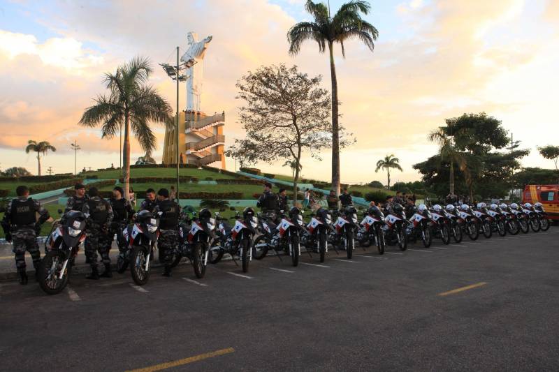 A agenda governamental terminou no município de Castanhal com a entrega de 18 viaturas e 20 motos para a Polícia Militar (PM) e duas ambulâncias resgate para o Corpo de Bombeiros. A secretária de Municípios Sustentáveis, Izabela Jatene, que representou o governador Simão Jatene, fez um balanço positivo das ações.

FOTO: RODOLFO OLIVEIRA / AG. PARÁ
DATA: 13.06.2018
CASTANHAL - PARÁ <div class='credito_fotos'>Foto: Rodolfo Oliveira/Ag. Pará   |   <a href='/midias/2018/originais/115d7403-e25f-42dc-8256-8d974b3906e2.jpg' download><i class='fa-solid fa-download'></i> Download</a></div>