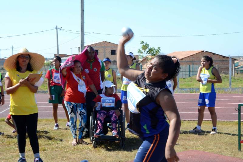 Na disputa houve partidas de goaball, bocha, tênis de mesa atletismo e natação. A promoção do evento é da Secretaria de Educação (Seduc) por meio do seu Núcleo de Esporte e Lazer (NEL). Conceição Felgueiras, coordenadora dos Jogos, fez avaliação positiva do evento, realizado pela primeira vez fora da capital paraense e que mobilizou mais de 270 pessoas diretamente, entre dirigentes, técnicos e acompanhantes dos paratletas. "Todos os paratletas participantes são vencedores. Além da competição, eles tiveram um momento para socializar e confraternizar -pois eram participantes de vários municípios do estado. O evento ainda cumpriu a missão de sensibilizar o poder público local sobre a importância do incentivo ao esporte paralímpico", disse.
FOTO: FERNANDO NOBRE / ASCOM SEDUC
DATA: 29.06.2018
MARABÁ - PARÁ <div class='credito_fotos'>Foto: FERNANDO NOBRE/ASCOM SEDUC | <a href='/midias/2018/originais/115eb844-1efc-48b3-ba6d-4ceac1dfa150.jpg' download><i class='fa-solid fa-download'></i> Download</a></div>