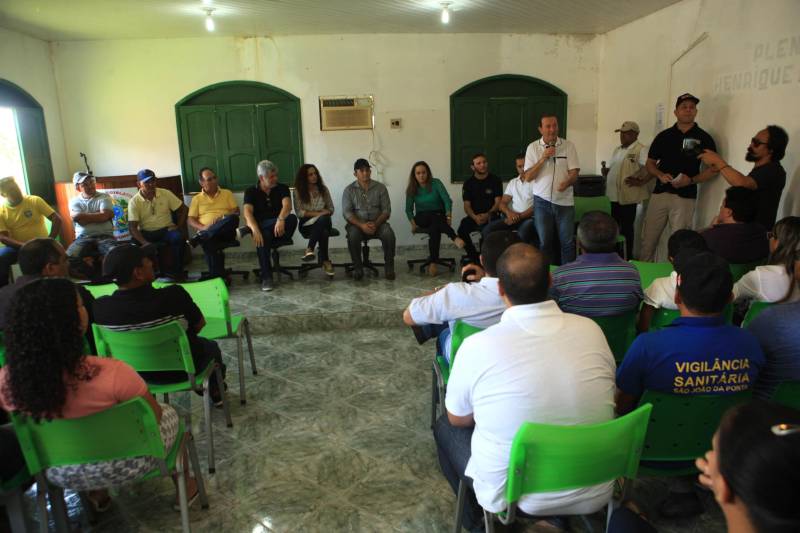Ordens de Serviço do Programa Asfalto na Cidade também foram assinadas no município de São João da Ponta, que foi contemplado com mais 3 km de asfalto, além dos que já estão beneficiando o distrito de Deolândia. “Com certeza isso vai ajudar na questão do desenvolvimento. O presidente da Assembleia Legislativa do Pará (Alepa), Márcio Miranda (foto), foi um dos parlamentares que acompanhou a agenda governamental na região

FOTO: RODOLFO OLIVEIRA / AG. PARÁ
DATA: 13.06.2018
SÃO JOÃO DA PONTA - PARÁ <div class='credito_fotos'>Foto: Rodolfo Oliveira/Ag. Pará   |   <a href='/midias/2018/originais/115ef7eb-a7eb-4acf-8f56-92e6cc2474be.jpg' download><i class='fa-solid fa-download'></i> Download</a></div>