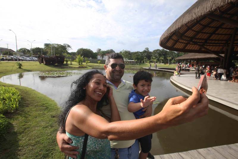 O Parque Estadual do Utinga (PEUt) o mais importante espaço de preservação e estudo da biodiversidade dentro da Região Metropolitana de Belém será reaberto à população a partir desta sexta,16, a partir das 16h30, com apresentações artísticas, com o Boi Veludinho, crianças do Pro Paz e a premiada Orquestra Sinfônica do Theatro da Paz. A apresentação será em um espaço ao ar livre e não será necessária a retirada de ingressos, por esse motivo, a recomendação é que o público chegue cedo, porque a entrada será fechada quando o espaço estiver lotado.
FOTO: SIDNEY OLIVEIRA / AG PARÁ
DATA: 16.03.2018
BELÉM - PARÁ <div class='credito_fotos'>Foto: Sidney Oliveira/Ag. Pará | <a href='/midias/2018/originais/1167a82e-77e3-4df8-9468-723089cc0e58.jpg' download><i class='fa-solid fa-download'></i> Download</a></div>