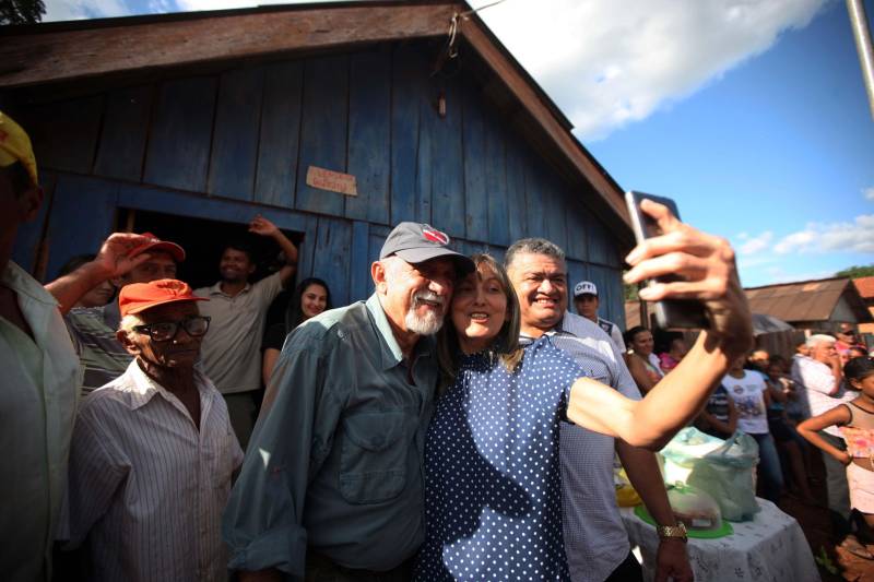 Também foram entregues nesta segunda (25) obras no distrito de Serra Pelada, em Curionópolis, sudeste do Estado. Uma das inaugurações foi a da Escola Estadual de Ensino Médio Joaquina Diamantina. A unidade de ensino teve investimento de R$ 220 mil em serviços nas redes elétrica e hidráulica, além de pintura, melhoria do forro e cobertura, assim como parte do piso, muro e calçada. Fundada em 1989, a escola foi praticamente reconstruída para atender com qualidade os 232 estudantes, nos turnos da tarde e à noite. São três salas de aula; bloco administrativo (sala da direção, sala dos professores e secretaria); uma copa cozinha, uma dispensa para armazenamento de alimentos da merenda escolar e banheiros masculino, feminino e de pessoa com deficiência (PCD). Em Curionópolis, o governador também entregou a pavimentação asfáltica de quatro quilômetros de vias urbanas, uma parceria com a Prefeitura de Curionópolis, dentro do Programa Asfalto na Cidade. Para esta obra, foram destinados R$ 1,7 milhão, que incluem serviços em terra, sub-base e base, pavimentação em CBUQ (Concreto Betuminoso Usinado a Quente) de três centímetros de espessura, meio-fio de concreto com lâmina d’água e sinalização horizontal. Curionópolis é um dos 99 municípios paraenses que assinaram com o governo o Termo de Asfalto, sendo que 33 já iniciaram as obras. Somados, os termos garantirão 529,6 km de pavimentação de vias urbanas – um investimento total de quase R$ 255 milhões do Tesouro Estadual.
FOTO: THIAGO GOMES / AG. PARÁ
DATA: 25.06.2018
CURIONÓPOLIS - PARÁ <div class='credito_fotos'>Foto: Thiago Gomes /Ag. Pará | <a href='/midias/2018/originais/11681066-0ef9-4b19-ae8f-8860eff231f2.jpg' download><i class='fa-solid fa-download'></i> Download</a></div>