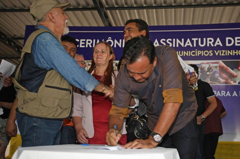 Onze municípios do sul e sudeste paraense recebem recursos do Estado para recuperar ruas e vicinais atingidas pelas enchentes e fortes chuvas que caem na região. Em agenda oficial nesta sexta-feira (6), o governador Simão Jatene assinou, pela manhã, no Parque de Exposições Valeu Boi Leilões, em Rio Maria, os convênios que garantem o repasse de cerca de R$ 4 milhões. As obras de caráter emergencial serão executadas pelas prefeituras em parceria com a Secretaria de Estado de Transportes (Setran). O objetivo é recuperar a trafegabilidade nessas localidades e assegurar o direito de ir e vir da população. Na manhã desta sexta, foram assinados nove convênios (foto), com os municípios de Redenção, Pau D’Arco, São Félix do Xingu, Santa Maria das Barreiras, Tucumã, Água Azul do Norte, Xinguara, Bannach e Rio Maria. Além da Setran, participam da ação o Centro Regional de Governo do Sudeste do Pará e a Defesa Civil. “O valor do investimento em cada município vai depender da necessidade verificada pelas equipes do Estado e das prefeituras. O recurso não será usado para reconstruir vias, mas para restabelecer a trafegabilidade”, disse o secretário de Transportes, Kléber Menezes.
FOTO: ANTÔNIO SILVA / AG. PARÁ
DATA: 06.04.2018
RIO MARIA - PARÁ <div class='credito_fotos'>Foto: Antônio Silva/Ag. Pará | <a href='/midias/2018/originais/116d52aa-6aaf-4540-978a-776f35991236.jpg' download><i class='fa-solid fa-download'></i> Download</a></div>