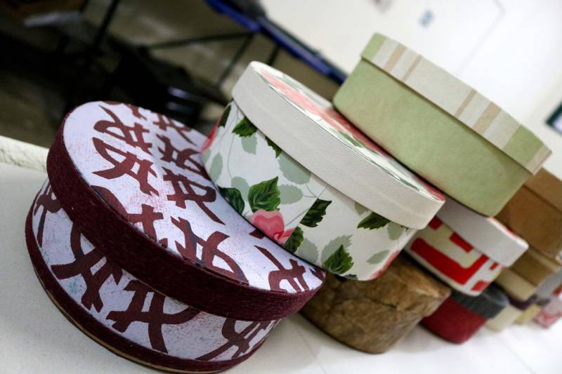 A técnica em massoterapia Edineulza Carvalho, 59 anos, descobriu um novo ofício durante as oficinas de arte (foto) que participou no núcleo Curro Velho da Fundação Cultural do Pará (FCP). Ela já fez 18 cursos no local, o mais recente voltado para a produção de presépios em cerâmica. Edineulza produziu dois presépios rústicos que emana a simbologia do nascimento de Cristo. “Participar das oficinas é uma terapia. A argila também é um material natural que ajuda em todos os sentidos na medicina natural. Hoje produzo minhas bijuterias em cerâmica e ganho um dinheiro extra”, comenta.

FOTO: DIOGO VIANNA / ASCOM FCP
DATA: 03.12.2018
BELÉM - PARÁ <div class='credito_fotos'>Foto: Diogo Vianna/ Ascom FCP   |   <a href='/midias/2018/originais/11700f86-42d1-4e6e-8105-fa92c6cfcebf.jpg' download><i class='fa-solid fa-download'></i> Download</a></div>