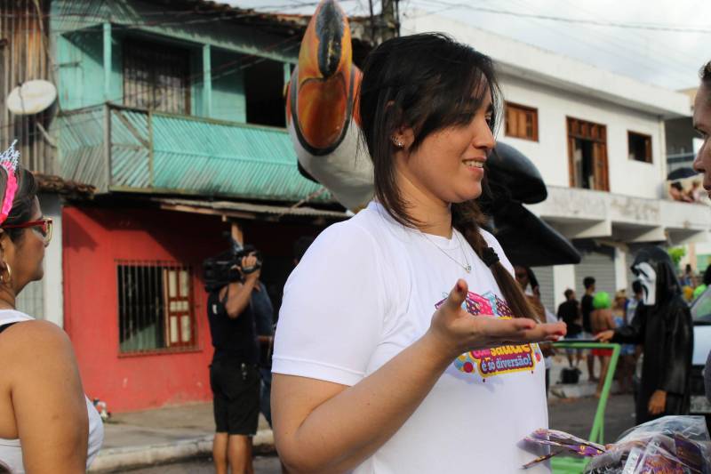 Em Barcarena, as atividades se concentraram na praia do Caripi e na praça matriz da cidade. A coordenadora da equipe, Roberta Brito (foto), administradora da Coordenação Estadual de IST/Aids, ressaltou que a ação intensifica o trabalho realizado ao longo do ano pelas equipes municipais de saúde, que contam com a apoio do Estado sempre que necessário.
FOTO: EDNA LIMA / ASCOM SESPA
DATA: 13.02.2018
BARCARENA - PARÁ <div class='credito_fotos'>Foto: Edna Lima / Ascom Sespa | <a href='/midias/2018/originais/1170572d-2232-441d-805b-35dd4f83f442.jpg' download><i class='fa-solid fa-download'></i> Download</a></div>