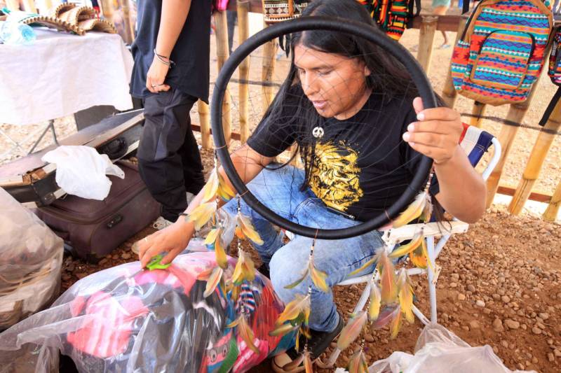 O dia começou cedo para os participantes da Semana dos Povos Indígenas, que ocorre em São Félix do Xingu, no sudeste do Pará. A vasta programação se estendeu durante toda a segunda-feira (16), com os serviços ofertados pelo Estado, os jogos e abertura oficial, à noite. Na Praça do Triângulo é possível apreciar o artesanato (foto) das etnias participantes, que inclui peças únicas e cheias de cor, que refletem a diversidade desses povos.
FOTO: RODOLFO OLIVEIRA / AG. PARÁ
DATA: 16.04.2018
SÃO FÉLIX DO XINGU - PARÁ <div class='credito_fotos'>Foto: Rodolfo Oliveira/Ag. Pará | <a href='/midias/2018/originais/1170e864-65ca-4fe3-ac48-ce92361a7e4a.jpg' download><i class='fa-solid fa-download'></i> Download</a></div>