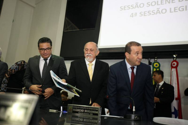 O governador Simão Jatene entregou, na manhã desta terça-feira (6), a "Mensagem Governamental do Pará à Assembleia Legislativa 2018", em sessão especial que abriu os trabalhos da Casa no exercício 2018. A leitura do documento destacou os principais resultados alcançados pelo governo no ano anterior e fez prognósticos de obras e serviços previstos para este ano.
FOTO: ANTONIO SILVA / AG. PARÁ
DATA: 06.02.2018
BELÉM - PARÁ <div class='credito_fotos'>Foto: Antônio Silva/Ag. Pará | <a href='/midias/2018/originais/11810d1b-427a-460a-8992-84c328f9c79b.jpg' download><i class='fa-solid fa-download'></i> Download</a></div>