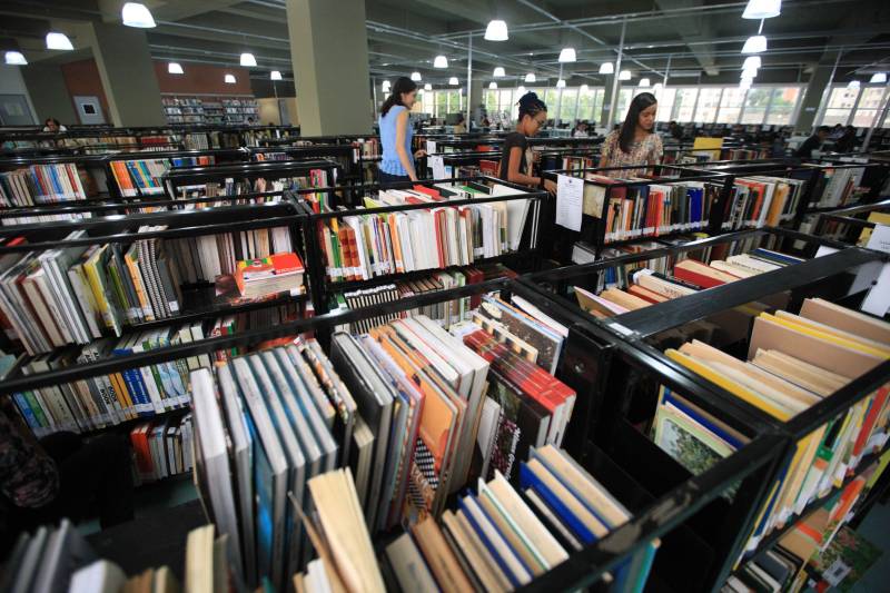 Biblioteca Pública Arthur Vianna, localizada no prédio do Centur. Com mais de 140 anos, o local é uma das principais referências na área em Belém, recebendo uma média de mil usuários por dia. Antes da popularização de instrumentos tecnológicos e sites especializados, a “biblioteca do Centur”, como é conhecida, era uma das principais fontes de pesquisa para alunos de todos os níveis de ensino em Belém.
FOTO: MÁCIO FERREIRA / AG. PARÁ
DATA: 02.03.2018
BELÉM - PARÁ <div class='credito_fotos'>Foto: MÁCIO FERREIRA/ AG. PARÁ | <a href='/midias/2018/originais/118acff2-a0f7-405b-8745-98bca4225626.jpg' download><i class='fa-solid fa-download'></i> Download</a></div>
