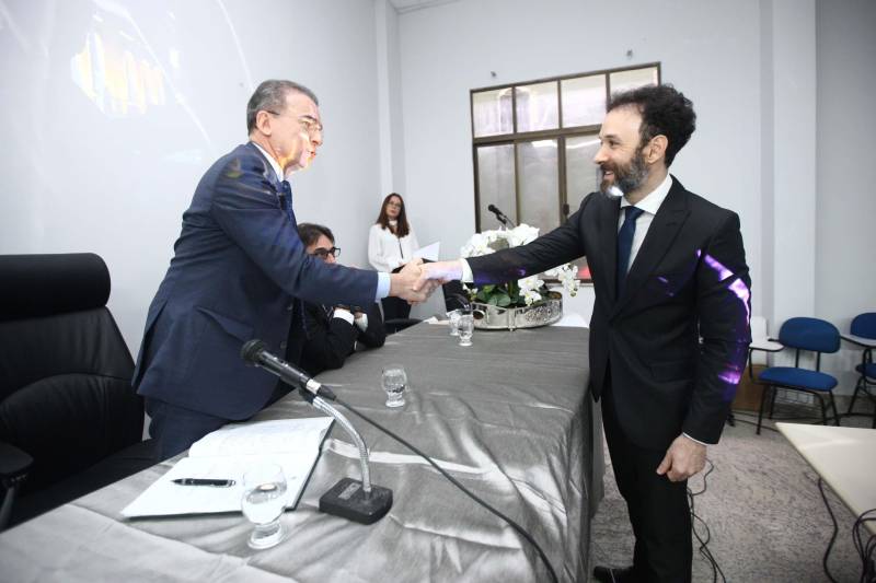 O procurador-geral do Estado, Ophir Cavalcante Junior, deu posse, na tarde da última segunda-feira (26), a seis novos procuradores do Estado, aprovados no 20º concurso público da Procuradoria Geral do Estado (PGE). O evento ocorreu no auditório do prédio-sede da instituição, em Batista Campos, Belém. Foram empossados Idemar Cordeiro Peracchi, Edson dos Santos Matoso, Ducival Carvalho Pereira Júnior, Giulliane Pinheiro Corrêa de Lima, Jobson de Oliveira Pereira e Arthur Marcel Batista Gomes. A cerimônia teve a presença do procurador-geral adjunto, Henrique Nobre Reis, do corregedor-geral da PGE, Paulo de Tarso Dias Klautau Filho, do presidente da Associação dos Procuradores do Estado, Ary Lima Cavalcanti, e de diversos procuradores do Estado, familiares e amigos dos empossados.
FOTO: THIAGO GOMES / AG. PARÁ
DATA: 27.03.2018
BELÉM - PARÁ <div class='credito_fotos'>Foto: Thiago Gomes /Ag. Pará | <a href='/midias/2018/originais/118c3c3e-3d85-4741-b5d6-c82e9729d393.jpg' download><i class='fa-solid fa-download'></i> Download</a></div>