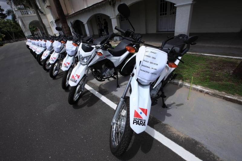 Quase R$ 2 milhões em equipamentos para o combate a malária no Pará foram distribuídos, nesta quarta-feira (7), em cerimônia no Palácio do Governo, em Belém. No total 38 microscópios, 21 motocicletas e 9 caminhonetes foram entregues, pelo governador Simão Jatene, a representantes de 11 municípios beneficiados, de diferentes regiões do Pará. Na ocasião, o governo também homenageou servidores estaduais que atuam há mais de 30 anos no combate a endemias e dedicaram anos de profissionalismo, compromisso e responsabilidade com o trabalho na Vigilância em Saúde Pública do Estado do Pará.
FOTO: MÁCIO FERREIRA / AG. PARÁ
DATA: 07.03.2018
BELÉM - PARÁ <div class='credito_fotos'>Foto: MÁCIO FERREIRA/ AG. PARÁ | <a href='/midias/2018/originais/118ff896-08c6-4018-8b90-35f261710cd9.jpg' download><i class='fa-solid fa-download'></i> Download</a></div>