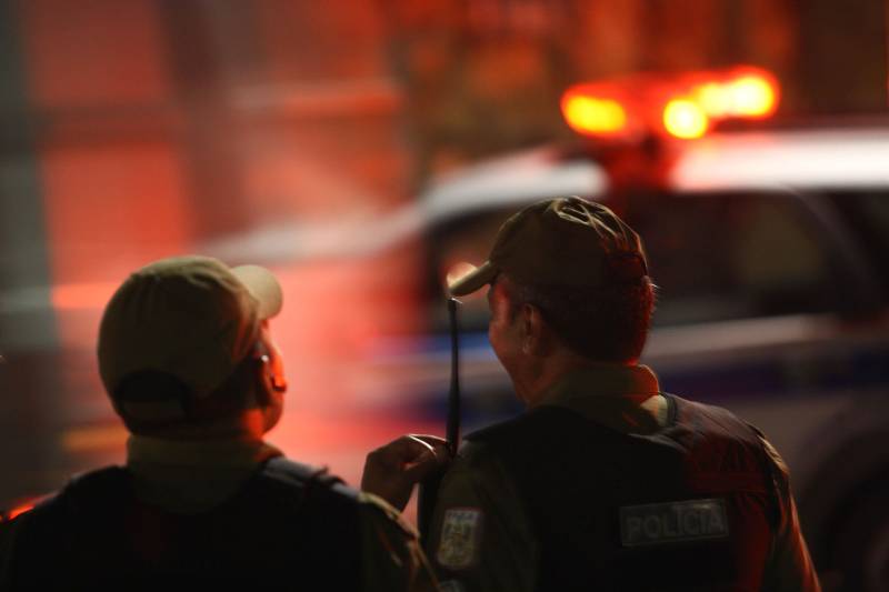 O comando do Sistema de Segurança Pública do Pará montou uma sala de situação no Centro Integrado de Operações (Ciop), nesta segunda-feira (9) após a morte de dois policiais militares, um na noite de domingo (8) e outro na manhã de segunda-feira. Por ordem do governador Simão Jatene, a Divisão de Homicídios recebeu um reforço de policiais para a investigação dos crimes e uma divisão especial foi criada, este ano, para investigar os assassinatos de policias no estado.
FOTO: MARCELO LÉLIS / AG. PARÁ
DATA: 09.04.2018
BELÉM - PARÁ <div class='credito_fotos'>Foto: Marcelo Lelis / Ag. Pará | <a href='/midias/2018/originais/1190aa3c-bf0e-4062-83d8-15faab4f97a6.jpg' download><i class='fa-solid fa-download'></i> Download</a></div>