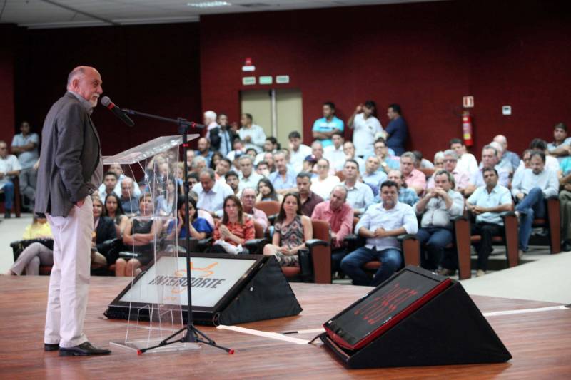 A pecuária é uma das principais cadeias produtivas do Pará, que se destaca no cenário nacional por possuir o quinto maior rebanho bovino, com mais de 20 milhões de cabeças. A importância do Estado na cadeia produtiva brasileira é destaque na InterCorte, evento que reúne iniciativas em prol do desenvolvimento do setor. A abertura, na noite desta segunda-feira, 21, no Carajás Centro de Convenções, em Marabá, sudeste paraense, contou com a presença do governador Simão Jatene (foto), parlamentares e autoridades locais.

FOTO: THIAGO GOMES / AG. PARÁ
DATA: 21.05.2018
MARABÁ - PARÁ <div class='credito_fotos'>Foto: Thiago Gomes /Ag. Pará   |   <a href='/midias/2018/originais/119690c1-a20d-42ea-8e66-d2a3af01e47f.jpg' download><i class='fa-solid fa-download'></i> Download</a></div>