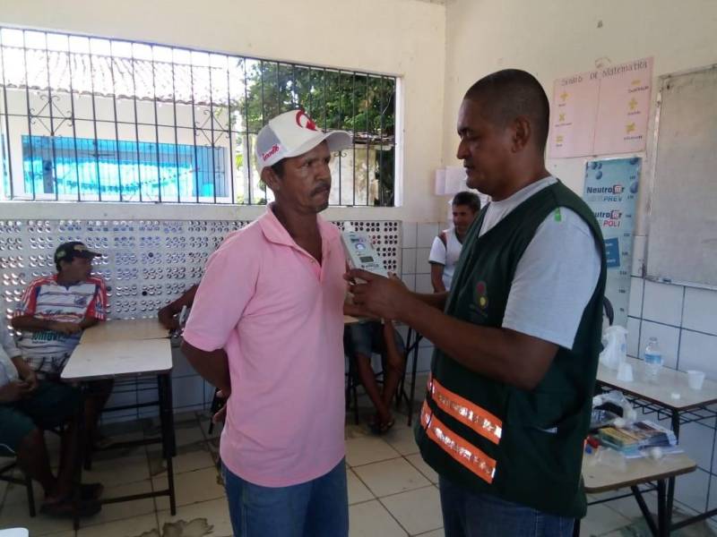 Cuidados com os animais e manutenção das rodas para circulação na areia não são disciplinas habituais nos cursos de capacitação de motoristas promovidos pelo Departamento de Trânsito do Estado (Detran), mas são essenciais no curso (foto) que o órgão, desde a última semana, realiza na Vila de Algodoal, município de Maracanã, na região nordeste, direcionado aos carroceiros que atuam como condutores de charretes, único veículo que pode circular por uma das praias mais bonitas do litoral paraense. Com carga horária de 30 horas, a formação visa formar condutores em condições de garantir a própria segurança, dos passageiros e pedestres, além de enfatizar os cuidados para o bem-estar dos animais e proporcionar um transporte de qualidade. Realizado em parceria com a Secretaria de Estado de Turismo (Setur), o curso começou no último dia 5 e prossegue até o próximo dia 14, reunindo cerca de 60 condutores, que estão sendo capacitados para prestação do serviço de locomoção à população e turistas, que procuram a ilha não só durante as férias de julho.

FOTO: ASCOM / DETRAN
DATA: 12.06.2018
MARACANÃ - PARÁ <div class='credito_fotos'>Foto: ASCOM DETRAN   |   <a href='/midias/2018/originais/119929bd-f6b4-426b-ac7a-4491d8d825c6.jpg' download><i class='fa-solid fa-download'></i> Download</a></div>