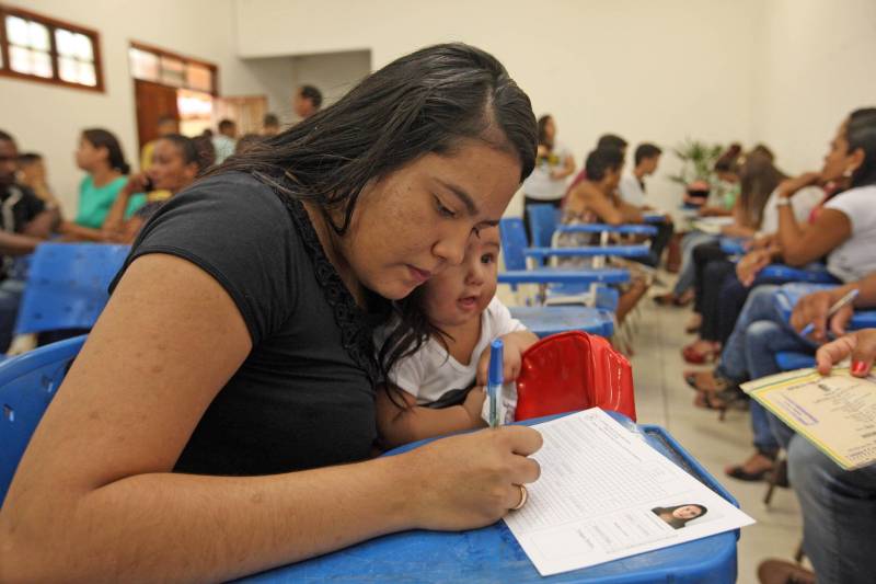 “Perdi todos os documentos na chuva, assim como quase tudo de dentro da casa. Poder tirar os documentos hoje, menos de uma semana depois do desastre e tudo de graça, é bom, chegou na hora certa e vai ajudar muita gente mesmo”. A fala é Adriano Pinheiro, morador do bairro Angelim, um dos 15 afetados pela forte enxurrada que alagou 40% do município de Paragominas, no nordeste paraense, na semana passada. Ele se soma a outras centenas de pessoas que estiveram nesta terça-feira (17), na Escola Municipal Anésia da Costa Chaves, primeiro local da Caravana do ProPaz no município (foto). Semelhante as demais ações do ProPaz Cidadania, o programa está viabilizando no município a emissão de 2ª via de Certidão de Nascimento, Registro Geral (RG), 2ª via de CPF, carteira social (mudança de gênero), fotos para os documentos e a carteira do ID Jovem, que possibilita a jovens de 15 a 29 anos, diversos benefícios, entre eles, meia passagem em trajetos interestaduais.
FOTO: SIDNEY OLIVEIRA / AG. PARÁ
DATA: 17.04.2018
PARAGOMINAS - PARÁ
<div class='credito_fotos'>Foto: Sidney Oliveira/Ag. Pará | <a href='/midias/2018/originais/119d64db-96d1-4dcb-9fd7-3dc9804b8ca9.jpg' download><i class='fa-solid fa-download'></i> Download</a></div>