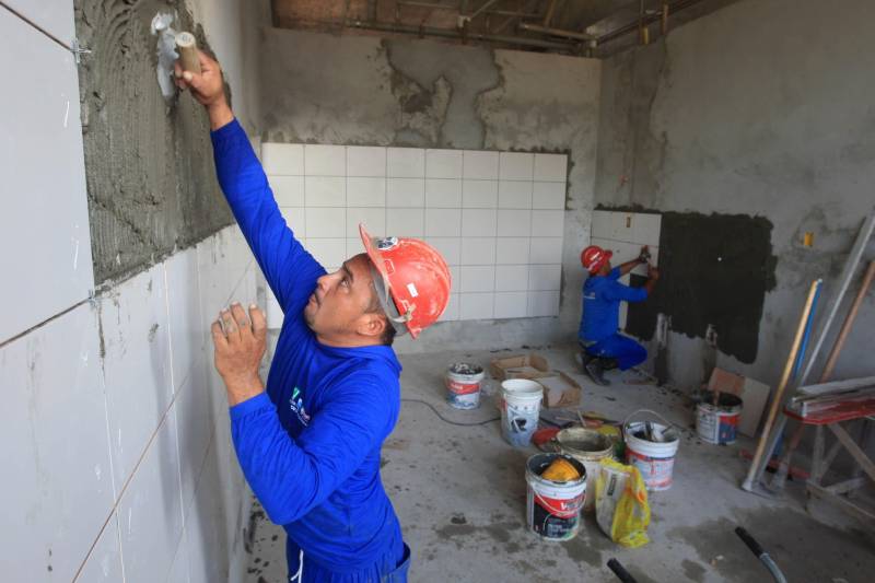 Em Castanhal, o Hospital Regional do município é outro que o Governo do Estado vai entregar até o final de 2018. Terá 179 leitos, sendo 40 de Unidades de Tratamento Intensivo - 20 adulta e 20 pediátrica; um Centro Cirúrgico com seis salas; serviços de urgência e emergência; radioterapia, quimioterapia e hemodiálise.
FOTO: SIDNEY OLIVEIRA / AG. PARÁ
DATA: 18.10.2018
CASTANHAL - PARÁ <div class='credito_fotos'>Foto: Sidney Oliveira/Ag. Pará | <a href='/midias/2018/originais/11a5138c-c76f-40a8-b145-66e564c6e04e.jpg' download><i class='fa-solid fa-download'></i> Download</a></div>