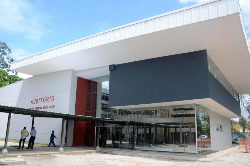 Um restaurante e um auditório (foto) foram entregues nesta sexta-feira (28), na sede da Secretaria de Estado de Educação (Seduc), na Avenida Augusto Montenegro, em Belém. Os dois espaços integram o conjunto de obras de revitalização, que inclui reforma e ampliação da sede do órgão, com previsão de conclusão para julho de 2019. A secretária de Estado de Educação, Ana Claudia Serruya Hage, presidiu a solenidade, ressaltando que fez “questão de iniciar essa obra na sede da Seduc contrariando a corrente de pensamento de alguns gestores, de que não se poderia mexer na sede antes de trabalhar as escolas. Mas os servidores que aqui atuam são tão importantes quanto os alunos nas escolas. E entregar o auditório e o restaurante hoje é um momento que serve para externar o nosso agradecimento aos secretários adjuntos e à equipe de servidores da Secretaria de Educação, pelo trabalho empreendido nesses quase quatro anos de gestão”. A secretária também agradeceu o apoio do governador Simão Jatene na realização de obras destinadas a melhorar a qualidade da educação no Estado.

FOTO: RAI PONTES / ASCOM SEDUC
DATA: 28.12.2018
BELÉM - PARÁ <div class='credito_fotos'>Foto: Rai Pontes/Ascom Seduc   |   <a href='/midias/2018/originais/11a8a2e5-f58d-4d26-a265-aa044a163988.jpg' download><i class='fa-solid fa-download'></i> Download</a></div>