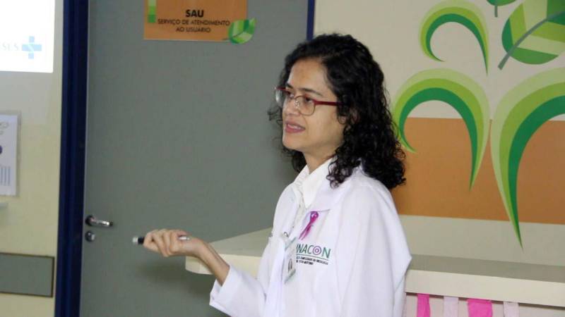 Usuários e acompanhantes atendidos pela Unidade de Alta Complexidade em Oncologia Dr. Vitor Moutinho (Unacon), em Tucuruí, no sudeste paraense, participam de várias atividades durante do “Outubro Rosa”, em combate ao câncer de mama, entre elas, dança, música, oficinas e palestras, por meio do projeto “Vida feliz” que propõe dinâmicas lúdicas e de lazer que contribuem para a evolução clínica dos usuários e para maior integração na instituição, que atua na prevenção e tratamento de câncer na região. Na foto, Dra. Miriam Cristina Campolina Cenachi, diretora técnica da Unacon.
FOTO: ASCOM / UNACON
DATA: 29.10.2018
TUCURUÍ - PARÁ <div class='credito_fotos'>Foto: Ascom Unacon | <a href='/midias/2018/originais/11a9791e-9733-49c3-b5f5-48a230d53a7b.jpg' download><i class='fa-solid fa-download'></i> Download</a></div>