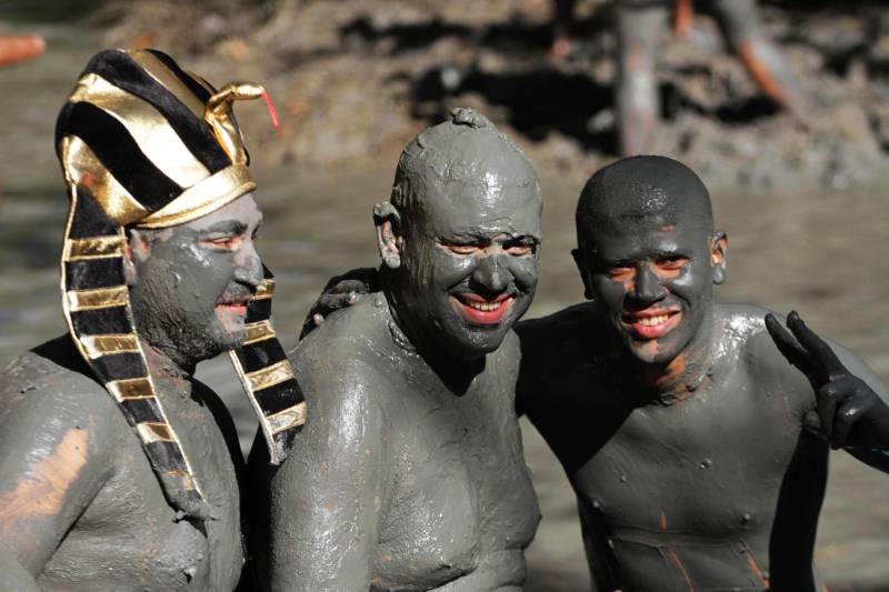 Em Curuçá, no nordeste do Estado, é do mangue que sai o caranguejo, sustento de muitas famílias, e a lama (Tijuco), matéria-prima da fantasia usada pelos brincantes do tradicional bloco carnavalesco "Pretinhos do Mangue". Neste domingo (11), segundo a organização do evento, mais de 17 mil pessoas entre brincantes e espectadores acompanharam o cortejo que teve início no Porto dos Pretinhos e seguiu pelas principais ruas do município até a praça da folia, na orla. O bloco nasceu no ano de 1989 a partir da frustração de dois amigos que foram ao mangue atrás de alimento, mas não conseguiram nenhum caranguejo. Então decidiram passar lama pelo corpo e saíram pela cidade em forma de protesto. "O mangue oferece o nosso caranguejo, mexilhão e camarão. É daqui que as famílias tiram seu sustento. Nossa intenção é aproveitar esse momento de alegria e passar essa mensagem de preservação", afirmou Edmilson Campos, mais conhecido como "Cafá", que está à frente do bloco há 18 anos.
FOTO: CRISTINO MARTIS / AG PARÁ
12.02.2018
CURUÇÁ - PARÁ <div class='credito_fotos'>Foto: Cristino Martins/Ag. Pará | <a href='/midias/2018/originais/11b32660-98ad-46c6-b771-1d7ffdd302f5.jpg' download><i class='fa-solid fa-download'></i> Download</a></div>