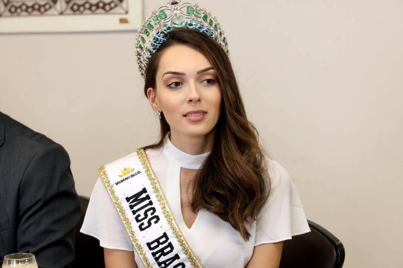 Há seis anos, o combate à hanseníase é a causa escolhida pela organização do Concurso Miss Mundo para ser trabalhada pelas eleitas no certame de beleza. A atual dona da coroa, a indiana Manushi Chhillar, e a atual Miss Brasil Mundo, Gabrielle Vilela (foto), foram recebidas na manhã desta sexta-feira (20), em agenda institucional, pelo governador Simão Jatene e o secretário de Estado de Saúde Pública, Vitor Mateus. A comitiva está em Belém para a promoção de ações sociais de combate à doença. O encontro ocorreu no Palácio do Governo, na capital paraense. A programação do “Beleza com Propósito” no Brasil integra encontros com governantes e autoridades de outros Estados da Federação. Durante a semana, a comitiva foi recebida em São Paulo, no Palácio dos Bandeirantes, onde deu início à campanha do agasalho. Também foi a Brasília apoiar a Associação de Pais e Amigos dos Excepcionais do Distrito Federal (Apae-DF), sendo recebida pelo governador do Distrito Federal, Rodrigo Rollemberg.
FOTO: SIDNEY OLIVEIRA / AG. PARÁ
DATA: 20.04.2018
BELÉM - PARÁ <div class='credito_fotos'>Foto: Sidney Oliveira/Ag. Pará | <a href='/midias/2018/originais/11b7eafa-b391-4366-8697-8725a88d42da.jpg' download><i class='fa-solid fa-download'></i> Download</a></div>
