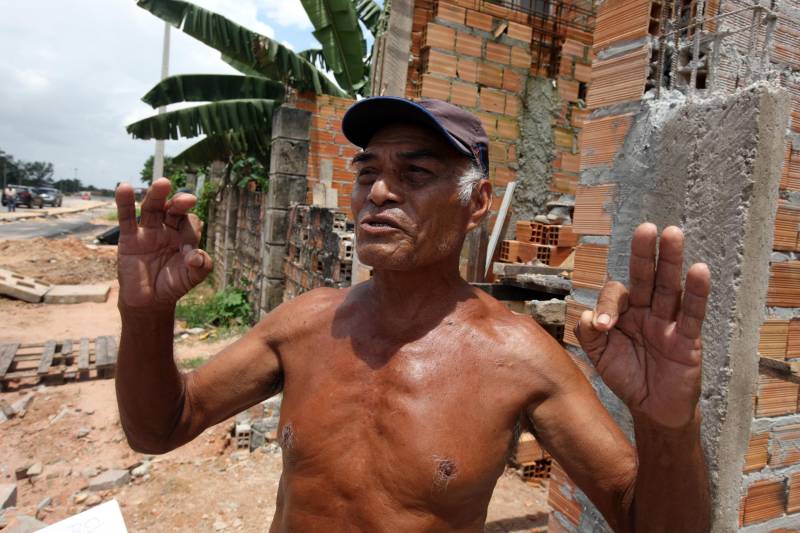 “Era lama, mato, lixo, um inferno. Agora, ainda nem tá pronto e já virou um paraíso”. Exageros à parte, o motorista Manoel Nascimento (foto) está satisfeito. Morador da Comunidade Vareta, no bairro da Guanabara, em Ananindeua, Manoel conviveu 11 anos tendo às suas costas uma área degradada. Hoje, a história mudou.
FOTO: ANTÔNIO SILVA / AG. PARÁ
DATA: 07.03.2018
BELÉM - PARÁ <div class='credito_fotos'>Foto: ANTONIO SILVA / AG. PARÁ | <a href='/midias/2018/originais/11bccc66-4ded-45f4-bf70-5bfd0a20851a.jpg' download><i class='fa-solid fa-download'></i> Download</a></div>