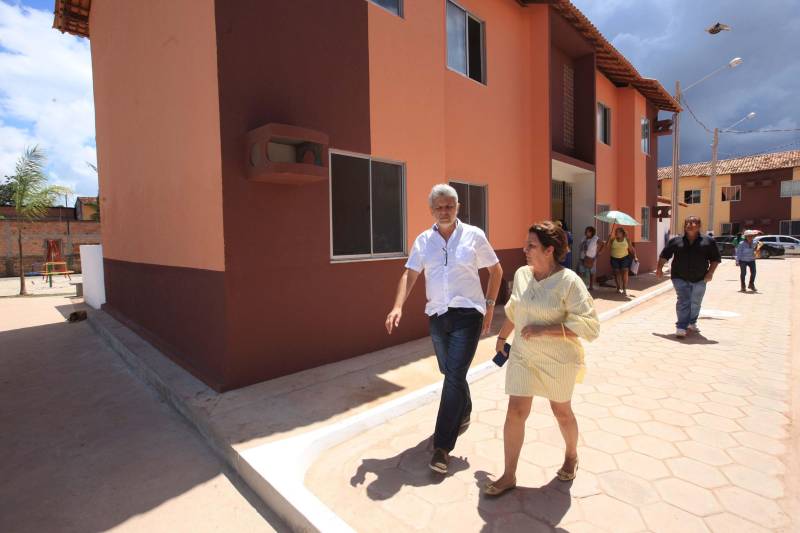 A Cohab entregou hoje(07) mais 30 unidades habitacionais do Projeto Taboquinha, em Icoaraci, que contempla a construção de moradias e infraestrutura urbana, incluindo a recuperação ambiental em torno do Igarapé Tabocão, propiciando a retomada das atividades dos pescadores da área. O projeto prevê ainda a entrega de mais 20 unidades habitacionais, o que deverá ocorrer em 2019. Seu Luís França, de 85 anos, foi um dos primeiros a chegar para a entrega das unidades habitacionais do Taboquinha. Ele ficou emocionado ao receber as chaves de sua nova casa. "Hoje é um dia de alegria pra mim, agradeço a todos que trabalharam nesse projeto, pra dar essa casa para nós", disse o idoso que irá morar com a filha no novo endereço. Na foto, a Presidente da Cohab, Lene Farinha (e), do Chefe da Casa Civil, José Megale (d).

FOTO: SIDNEY OLIVEIRA / AG. PARÁ
DATA: 07.12.2018
ICOARACI - PARÁ <div class='credito_fotos'>Foto: Sidney Oliveira/Ag. Pará   |   <a href='/midias/2018/originais/11c1e1b7-709a-4a3c-b33d-40a744aa9868.jpg' download><i class='fa-solid fa-download'></i> Download</a></div>