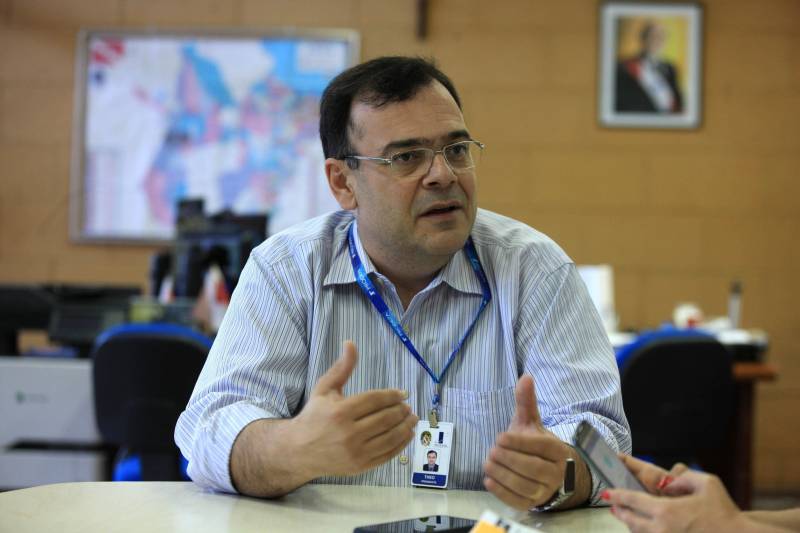 Um aplicativo através do qual se consegue acessar todos os serviços informatizados do Governo do Estado, de uma forma prática e interativa. Esse é o “Tá na Mão”, app que em breve será lançado pela
Empresa de Tecnologia da Informação e Comunicação do Estado do Pará ( Prodepa). Na foto, o presidente da Prodepa, Theo Pires.

FOTO: RODOLFO OLIVEIRA / AG. PARÁ
DATA: 30.03.2018
BELÉM - PARÁ <div class='credito_fotos'>Foto: Rodolfo Oliveira/Ag. Pará   |   <a href='/midias/2018/originais/11c26bbb-e29e-4217-bc16-3756302b064f.jpg' download><i class='fa-solid fa-download'></i> Download</a></div>