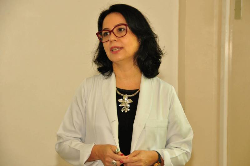 No Pará, assim como em outros Estados, todas as pessoas diagnosticadas com hepatite C deverão receber tratamento gratuito pelo Sistema Único de Saúde (SUS), independentemente do grau de danos já provocados no fígado. Essa medida foi tomada pelo Ministério da Saúde em 15 de março deste ano, por meio da atualização do Protocolo Clínico e Diretrizes Terapêuticas das Hepatites Virais, publicada inclusive no Diário Oficial da União (DOU). Desde então, a recomendação dada às secretarias estaduais de Saúde é de que capacitem os profissionais dos serviços de referência sobre essas novas providências técnicas para o tratamento da doença. Uma primeira oficina de capacitação sobre esse novo protocolo foi realizada nesta quinta-feira, 26, por técnicos da Coordenação de Hepatites Virais da Secretaria de Saúde do Estado do Pará (Sespa) e por especialistas do Centro de Referência Estadual para Tratamento das Doenças do Fígado da Fundação Santa Casa de Misericórdia do Pará, com o objetivo de discutir a ampliação desta estratégia nacional que visa eliminar a hepatite C até 2030. Na foto, a médica hepatologista Márcia Iasi.
FOTO: JOSÉ PANTOJA / ASCOM SESPA
DATA: 27.04.2018
BELÉM - PARÁ <div class='credito_fotos'>Foto: José Pantoja / Ascom Sespa | <a href='/midias/2018/originais/11c3ae38-9f9a-4255-bdf5-350f44a2c5d6.jpg' download><i class='fa-solid fa-download'></i> Download</a></div>