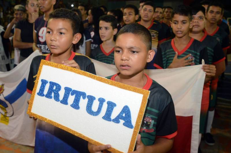 Uma intensa programação cultural, social e esportiva movimenta a cidade de Mãe do Rio, nesta sexta-feira (11), quando o município comemora 30 anos de fundação. Os competidores da etapa regional de Mãe do Rio dos Jogos Estudantis Paraenses (Jeps) terão um forte aliado durante os cinco dias da competição: a animação da torcida local.
FOTO: ELISEU DIAS / ASCOM SEDUC
DATA: 09.05.2018
MÃE DO RIO - PARÁ <div class='credito_fotos'>Foto: Eliseu Dias / Ascom Seduc | <a href='/midias/2018/originais/11c74979-8709-4a14-8ab5-fd72823fdc8c.jpg' download><i class='fa-solid fa-download'></i> Download</a></div>