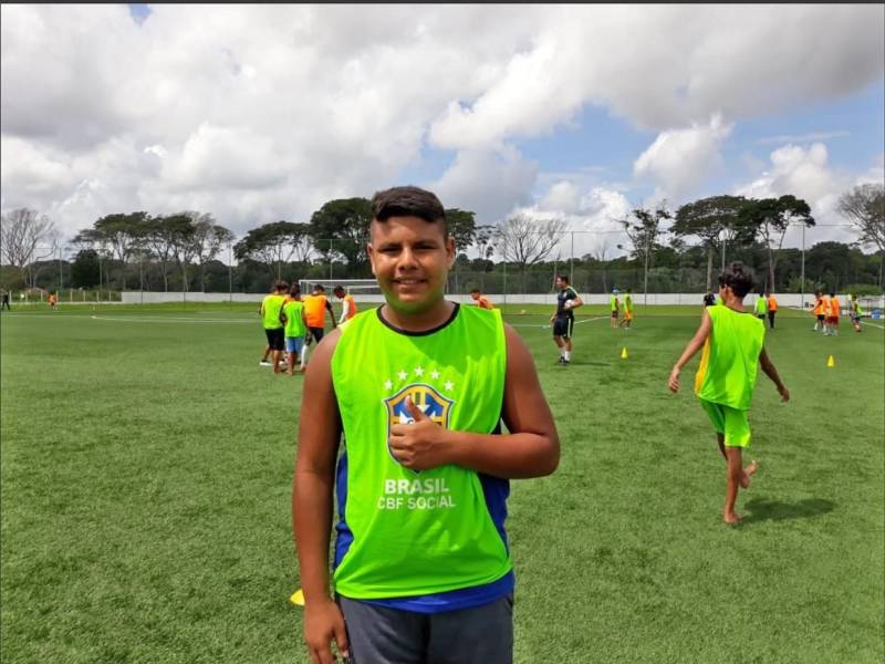 Na manhã de hoje (16) aproximadamente 150 meninos e meninas, com idades entre 9 a 13 anos, participaram do CBF Social, festival de futebol realizado pela Confederação Brasileira de Futebol e que este ano está na terceira edição em Belém. Dentre eles, 40 alunos do Pro Paz nos bairros, polo Mangueirão participaram junto a outras crianças do Festival realizado no Centro Esportivo da Juventude (Ceju). “É sempre muito gratificante retornar à Belém, principalmente agora na final da Copa Verde. Estamos promovendo o Festival CBF Social, para que as crianças aprendam sobre valores, responsabilidade social e outras questões importantes, como a sustentabilidade, reciclagem e preservação ambiental. Deixamos um legado de conhecimento para elas, além, é claro dos materiais utilizados nas atividades. Só tenho agradecer a Fundação Pro Paz e ao Governo do Estado”, finalizou o gerente de desenvolvimento técnico, responsabilidade social e sustentabilidade da CBF, Diogo Netto. Com o objetivo de trabalhar temáticas sociais aliadas ao esporte, os alunos receberam ensinamentos sobre coletividade, respeito ao próximo e ao meio ambiente com a prática do futebol. As atividades relacionam as temáticas e fazem com que as crianças aprendam, brincando. Na foto, o atleta Cláudio Júnior.
FOTO: EMANUELE CORRÊA / ASCOM PRO PAZ
DATA: 16.05.2018
BELÉM - PARÁ <div class='credito_fotos'>Foto: EMANUELE CORRÊA / ASCOM PRO PAZ | <a href='/midias/2018/originais/11ca3027-0729-41aa-bf12-ec72c61e48df.jpg' download><i class='fa-solid fa-download'></i> Download</a></div>