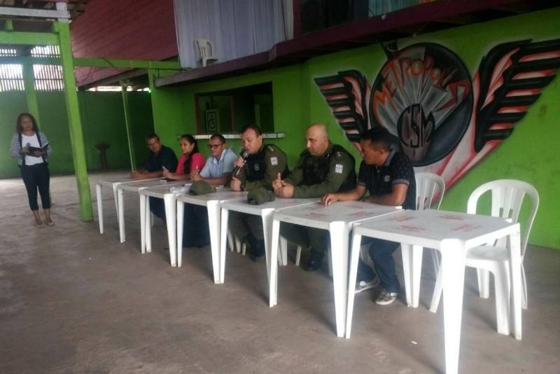 A Polícia Militar aprendeu no domingo de Carnaval (11) drogas e um celular furtado na Vila de Santa Maria do Uruará, no interior do município de Prainha, na região oeste. A ação foi conduzida pelo 18º Batalhão (BPM), sediado em Monte Alegre, e pelo 6º Posto de Policiamento Destacado do local. O trabalho realizado pelo serviço de inteligência da PM resultou na recuperação do celular e apreensão de drogas e quase R$ 900,00 em espécie. De acordo com informações do Comando de Policiamento Regional 1 (CPR 1), que atua em 13 municípios da região, a PM vem atuando em parceria com a comunidade. Na audiência pública realizada com membros do Sistema de Segurança Pública no sábado (10), representantes da comunidade mostraram preocupação com o aumento do consumo de entorpecentes entre os jovens.
FOTO: SAMUEL ALVARENGA / AG PARÁ
DATA: 12.02.2018
PRAINHA - PARÁ <div class='credito_fotos'>Foto: SAMUEL ALVARENGA/AG.PARÁ | <a href='/midias/2018/originais/11dbf5e7-5b1b-4687-944b-f592f58a15a2.jpg' download><i class='fa-solid fa-download'></i> Download</a></div>