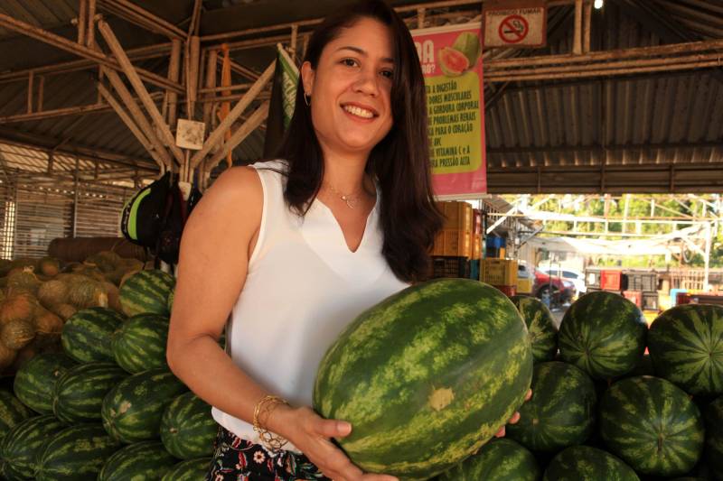 Com a chegada do verão, é importante reforçar o consumo de frutas para a absorção de nutrientes importantes e também para o combate à desidratação. Como toda a estação, existem as frutas da época, que, por conta da oferta, costumam ficar mais baratas. Uma das opções para a compra de frutas da estação é a Central de Abastecimento do Pará (Ceasa). Na foto, a nutricionista Wenia Lira.
FOTO: RODOLFO OLIVEIRA / AG. PARÁ
DATA: 09.07.2018
BELÉM - PARÁ <div class='credito_fotos'>Foto: Rodolfo Oliveira/Ag. Pará | <a href='/midias/2018/originais/11e41916-8610-4e7c-b154-8c47c2f75ca8.jpg' download><i class='fa-solid fa-download'></i> Download</a></div>