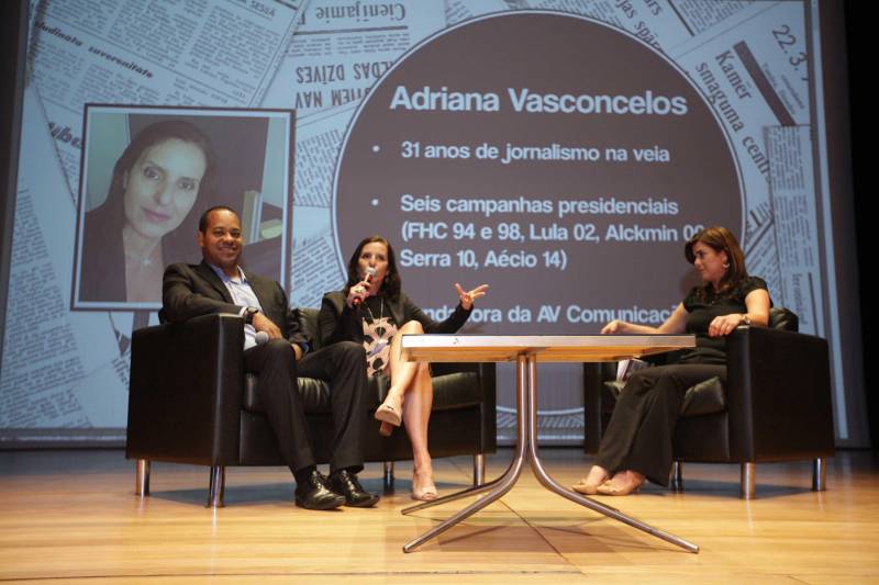 A programação neste primeiro dia começou com o debate "Jornalismo político em tempos de fake news e redes sociais: o desafio da credibilidade", que teve a participação de três jornalistas que moram em Brasília e de onde acompanham a rotina política brasileira. Adriana Vasconcelos, que foi correspondente do jornal O Globo por 15 anos, e trabalhou na cobertura de seis eleições presidenciais e Luiz Fara Monteiro, repórter do Jornal da Record, em Brasília, setorizado em política e economia, debaterem as melhores formas de identificar e conter as fake news. O debate teve a mediação da jornalista paraense Francy Rodrigues, assessora do senador Randolfe Rodrigues (Rede).
FOTO: MÁCIO FERREIRA / AG. PARÁ
DATA: 11.06.2018
BELÉM - PARÁ <div class='credito_fotos'>Foto: MÁCIO FERREIRA/ AG. PARÁ | <a href='/midias/2018/originais/11ec0202-29ed-4eb1-a8ad-079c7c95442a.jpg' download><i class='fa-solid fa-download'></i> Download</a></div>