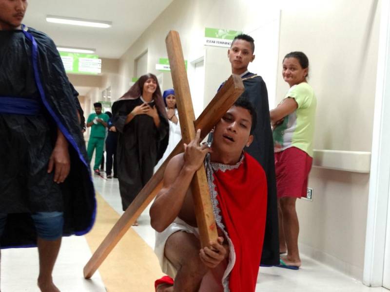 Faz uma semana que a auxiliar Administrativa Anne Pereira, de 31 anos, está internada no Hospital Público Estadual Galileu (HPEG), em Belém (PA), onde se recupera após sofrer um acidente de moto. Ela que teve o pulso esquerdo quebrado durante o acidente e passará por uma cirurgia na próxima segunda-feira (2), ainda sofre com dores, mas encontrou certo alívio durante uma encenação da Paixão de Cristo (foto), realizada na unidade na quarta-feira ( 28). “Vendo as dores pelas quais Jesus Cristo passou, a gente acaba refletindo também sobre a nossa própria dor e que elas são pequenas perto do que ele passou”, disse Anne. “Eu gostei da apresentação também porque vou passar a Páscoa aqui, longe da minha família, então é bom ter esse momento”, ressaltou.
FOTO: ASCOM / HPEG
DATA: 29.03.2018
BELÉM - PARÁ <div class='credito_fotos'>Foto: ASCOM / HPEG | <a href='/midias/2018/originais/11eefbc5-18f1-4c1b-87f9-c55ae7e405fe.jpg' download><i class='fa-solid fa-download'></i> Download</a></div>