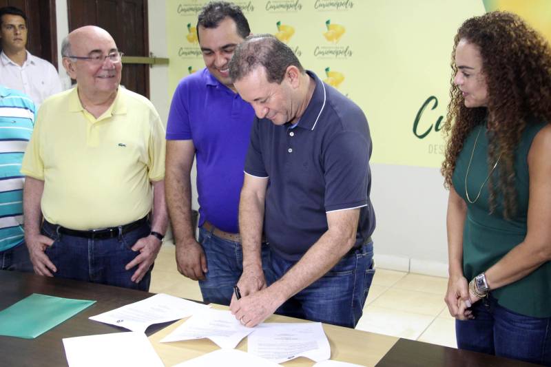O aniversário do município de Curionópolis, nesta quinta-feira, 10 de maio, foi comemorado com shows, inaugurações e assinatura de convênio com o Governo do Pará para a implantação da iluminação do trecho urbano da PA-257. Participaram da cerimônia de assinatura do convênio o senador Flexa Ribeiro; o presidente da Assembleia Legislativa do Estado do Pará (Alepa), Márcio Miranda (foto); o secretário Regional de Governo do Sudeste do Pará, Jorge Bittencourt; e o deputado estadual Eliel Faustino. Todos foram homenageados com uma placa comemorativa pelos 30 anos da cidade.
FOTO: ANTONIO MACEDO / DIVULGAÇÃO
DATA: 10.05.2018
CURIONÓPOLIS - PARÁ <div class='credito_fotos'>Foto: ANTONIO MACEDO / DIVULGAÇÃO | <a href='/midias/2018/originais/11f13e6a-056c-4145-b381-2b5d8578802d.jpg' download><i class='fa-solid fa-download'></i> Download</a></div>