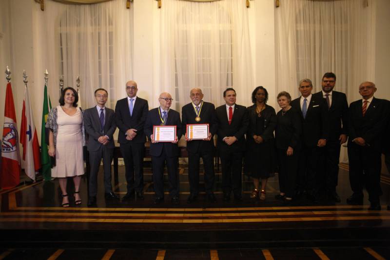 O governador Simão Jatene foi homenageado pela Associação do Corpo Consular no Estado do Pará (ACCP) com a Comenda do Mérito Consular João Clemente Baena Soares. A maior honraria da entidade foi entregue na noite desta quinta-feira (22), no salão nobre do prédio sede da Associação Comercial do Pará (ACP), em Belém. Na foto, o governador Simão Jatene (d), e o embaixador Baena Soares recebem comenda.
FOTO: IGOR BRANDÃO / AG. PARÁ
DATA: 22.02.2018
BELÉM - PARÁ <div class='credito_fotos'>Foto: IGOR BRANDÃO / AG. PARÁ | <a href='/midias/2018/originais/1204ad9f-8f95-4d94-86fe-2321add0288d.jpg' download><i class='fa-solid fa-download'></i> Download</a></div>