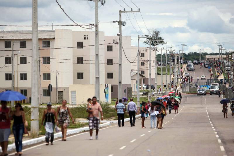 O governo do Pará, por meio da Companhia de Habitação do Pará (Cohab) entregou, neste sábado (24), as chaves dos 4 mil apartamentos do Residencial Viver Melhor Marituba. O local passa a ser, agora, a moradia de mais de 15 mil pessoas que aguardavam pelo empreendimento. Desde o início da manhã, servidores da Cohab estavam a postos, na quadra de esportes do Residencial, organizando a entrega das chaves dos apartamentos. A Companhia de Saneamento do Pará (Cosanpa) também atendia os novos moradores, que já podiam realizar o cadastro de suas unidades de consumo para ligação do fornecimento de água.
FOTO: THIAGO GOMES / AG PARÁ
DATA: 24.02.2018
MARITUBA - PARÁ <div class='credito_fotos'>Foto: Thiago Gomes /Ag. Pará | <a href='/midias/2018/originais/12054b18-a837-48b2-9bed-485285354332.jpg' download><i class='fa-solid fa-download'></i> Download</a></div>
