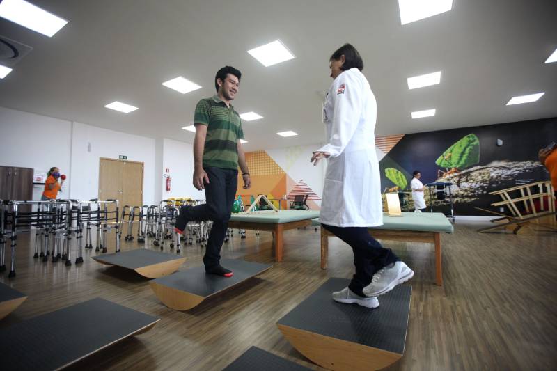 O Pará ganha, a partir desta quarta-feira, 30, o primeiro Centro Integrado de Inclusão e Reabilitação da região Norte. Localizado na rodovia Arthur Bernardes, em Belém, às margens da Baía do Guajará, o Centro Integrado de Inclusão e Reabilitação – CIIR, está instalado em uma área total de mais de 40 mil metros quadrados. O Centro é diferente de outros que já existem no país por integrar vários serviços em um único local. A obra foi iniciada em março de 2014 e está orçada em mais de R$ 32 milhões, recursos do tesouro estadual. O CIIR faz parte das ações previstas pelo Governo do Estado ampliando os serviços já oferecidos pela Secretaria de Estado de Saúde Pública (Sespa). A inauguração do Centro será às 16h30. O CIIR vai agregar, em um único espaço, assistência médica, odontológica, reabilitação, capacitação, oficinas para produção de próteses e serviço de apoio e diagnósticos em crianças, jovens e adultos com deficiência no Estado do Pará. No CIIR vai funcionar um Centro Especializado em Reabilitação (CER IV) para usuários com deficiência auditiva, física, intelectual e visual; uma oficina ortopédica fixa e um Centro de Especialidades Odontológicas (CEO II).
FOTO: THIAGO GOMES / AG. PARÁ
DATA: 25.05.2018
BELÉM - PARÁ <div class='credito_fotos'>Foto: Thiago Gomes /Ag. Pará | <a href='/midias/2018/originais/1206b36c-c7b4-43c8-b187-8e48830d611a.jpg' download><i class='fa-solid fa-download'></i> Download</a></div>