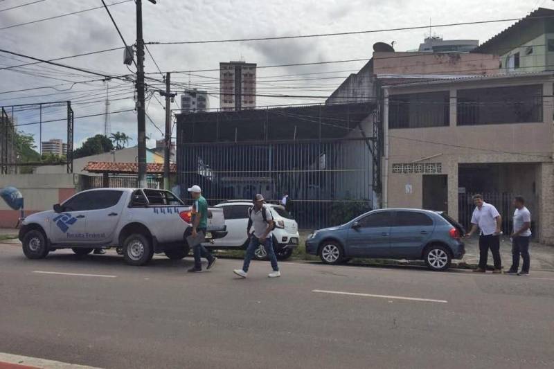 Secretaria de Estado da Fazenda, Sefa, e Receita Federal do Brasil (RFB), concluíram no dia 03/07, em Belém, operação conjunta de fiscalização em empresas de vendas de veículos novos e usados, para verificação de emissão de documentos fiscais na venda e compra de mercadorias. Foram visitadas 12 empresas por 6 equipes. A Secretaria da Fazenda mobilizou um grupo de 12 auditores fiscais de receitas estaduais e a RFB, 6. De acordo com o diretor de Fiscalização da Sefa, auditor fiscal de receitas estaduais Shu Yung Fon, a operação é de rotina e visou acompanhar empresas do segmento de vendas de veículos que estão na situação cadastral de suspensas. “Uma empresa suspensa não pode comercializar, porque estando suspenda não tem ocmo emitir documento fiscal válido”, explicou o diretor.
FOTO: ASCOM / SEFA
DATA: 04.07.2018
BELÉM - PARÁ <div class='credito_fotos'>Foto: Ascom Sefa | <a href='/midias/2018/originais/1213fdc1-69c4-454f-9b62-5768e353a0a1.jpg' download><i class='fa-solid fa-download'></i> Download</a></div>