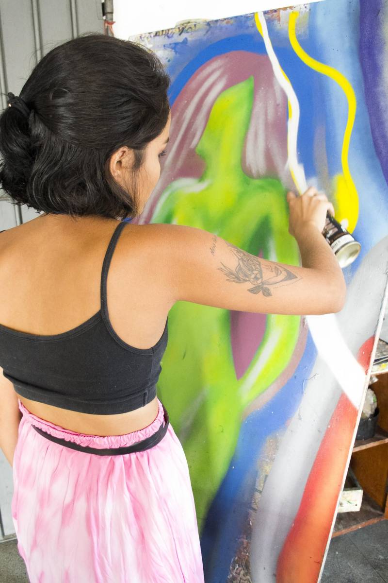 A partir desta segunda-feira, 16, estão abertas as inscrições para as oficinas de arte e ofício do Curro Velho e Casa da Linguagem, que serão realizadas em maio. O período das aulas é de 2 a 22 de maio, no horário da manhã e tarde. Confira os cursos aqui. Os alunos da rede pública de ensino não pagam a taxa de inscrição, porém devem apresentar a declaração da Escola onde estão matriculados. Os demais pagam uma taxa única de 20 reais. As oficinas são voltadas para as mais diversas linguagens artísticas: gravura, desenho, dança, serigrafia, violão, fotografia, entre outras. Na Casa da Linguagem o público pode se inscrever em oficinas de redação, abordagem textual para o Enem, libras, leitura e interpretação de texto. São mais de 100 opções de cursos.
FOTO: ASCOM / FCP
DATA: 16.04.2018
BELÉM - PARÁ <div class='credito_fotos'>Foto: ASCOM FCP | <a href='/midias/2018/originais/121e7673-730c-4293-ba63-50724fa22e46.jpg' download><i class='fa-solid fa-download'></i> Download</a></div>