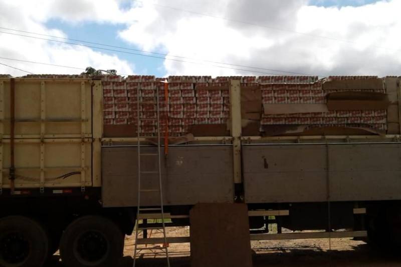 Servidores da Secretaria de Estado de Fazenda (Sefa), lotados na coordenação de mercadorias em trânsito de Carajás, em Marabá, sudeste paraense, apreenderam, no dia 21, uma carreta com 136.416 latas de cervejas de 269 ml. O motorista condutor do veículo que transportava a carga tentou enganar a fiscalização, apresentando um documento fiscal com 700 fardos de arroz.
FOTO: ASCOM SEFA
DATA: 21.05.2018
MARABÁ - PARÁ <div class='credito_fotos'>Foto: Ascom Sefa | <a href='/midias/2018/originais/1232e863-9ffa-48d2-809d-01830d5f85f2.jpg' download><i class='fa-solid fa-download'></i> Download</a></div>