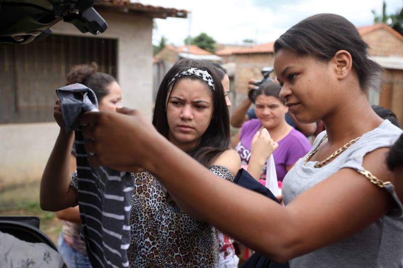 Passados dois dias da enxurrada que destruiu casas e obrigou pessoas a saírem de seus locais de moradia em Paragominas, Governo do Estado e Prefeitura continuam os trabalhos para atender as famílias afetadas, reconstruir o que ficou destruído e restabelecer a situação de normalidade no município. Desde a manhã da última quinta-feira (12), equipes da Defesa Civil intensificam as ações nos bairros atingidos. Mas também há quem prefere, voluntariamente, ir até os bairros para fazer suas entregas. Um grupo de amigas, moradoras de Paragominas, por exemplo, se juntou para arrecadar roupas e fazer as entregas pessoalmente. Entre elas, a adolescente Valéria Manoela, de 17 anos (e).
FOTO: SIDNEY OLIVEIRA / AG. PARÁ
DATA: 14.04.2018
PARAGOMINAS - PARÁ <div class='credito_fotos'>Foto: Sidney Oliveira/Ag. Pará | <a href='/midias/2018/originais/123acc53-f323-4082-952d-4e705f9d10cd.jpg' download><i class='fa-solid fa-download'></i> Download</a></div>