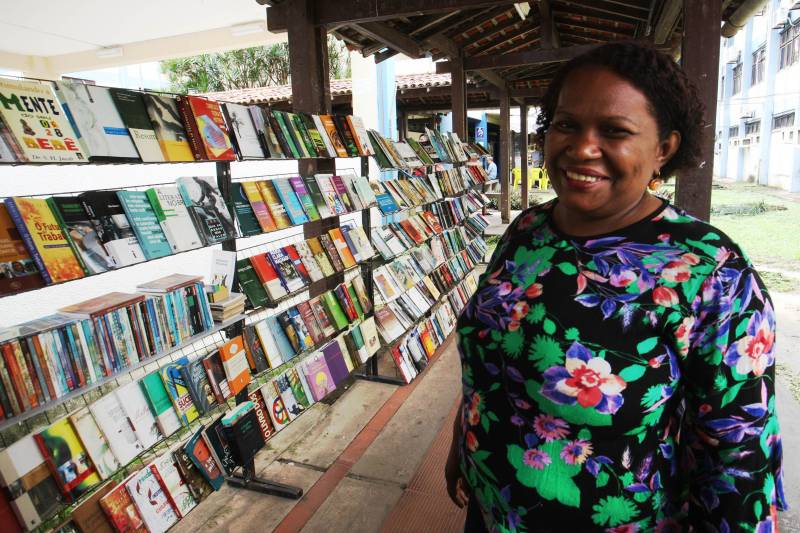 Entre os vários livros didáticos que são distribuídos nas escolas estaduais de Belém, está o “Povos Indígenas e Afro-brasileiros: Um Estudo da Diversidade no Brasil”. De autoria de Creusa dos Santos (foto), Paulo Sérgio Braga e Rildo Ferreira da Costa, o livro é classificado como uma obra transversal, adotado no ensino das disciplinas de Língua Portuguesa, Literatura, História, Geografia e Arte, desde o sexto ano do nível fundamental até o terceiro ano do ensino médio.
FOTO: CARLOS SODRÉ / AG. PARÁ
DATA: 02.03.2018
BELÉM - PARÁ <div class='credito_fotos'>Foto: CARLOS SODRÉ / AG. PARÁ | <a href='/midias/2018/originais/123afbca-dd83-460d-abe5-f7463f7aa8a2.jpg' download><i class='fa-solid fa-download'></i> Download</a></div>