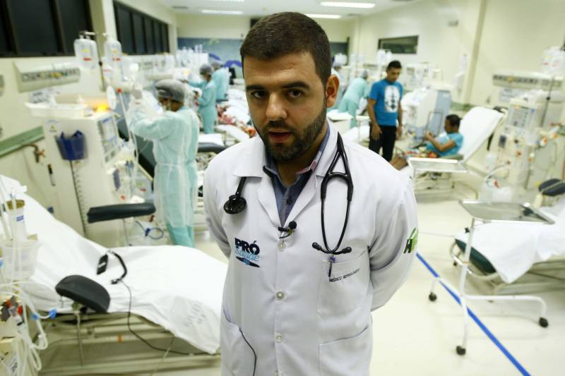 O Hospital Regional do Baixo Amazonas, em Santarém, vai se tornar o maior centro integrado de nefrologia do Norte do Brasil. Com a expansão do serviço de hemodiálise, autorizada pelo governador Simão Jatene neste sábado (10), a unidade, que já é referência nesse atendimento em todo o oeste do Pará, vai praticamente triplicar o número de máquinas e zerar a fila de pacientes na região. O investimento chega a R$ 10 milhões, em obras e equipamentos, e segue a política do governo do Estado de descentralizar a assistência de média e alta complexidade para o interior. “Vamos passar dos 200 pacientes que hoje atendemos mensalmente para 420, dobrando a capacidade de atendimento especializado. Serão cerca de 2,5 mil sessões a mais de hemodiálise por mês. Além disso, começaremos a fazer captação de rins de doadores falecidos, um novo serviço que se acopla aos transplantes que já fazemos no hospital. A ampliação, portanto, é a solução definitiva para o atendimento dessa demanda”, explicou o diretor geral do Hospital Regional de Santarém, Hebert Moreschi. Esta semana, informou, a unidade fez o 16º transplante de rim. Ao chegar ao hospital para assinar a ordem de serviço que autoriza o início das obras, Jatene viu o projeto de expansão e visitou o centro de hemodiálise, onde conheceu mais sobre o serviço e conversou com pacientes. “O ideal, é claro, seria que pudéssemos evitar, ainda na atenção básica, que pacientes diabéticos, por exemplo, se tornassem renais crônicos, mas como isso ainda não ocorre, existe esse serviço aqui para amenizar o sofrimento de quem precisa de uma máquina de hemodiálise para sobreviver”, afirmou o governador. Na foto, o nefrologista Henrique Rebello.
FOTO: THIAGO GOMES / AG PARÁ
10.03.2018
SANTARÉM - PARÁ <div class='credito_fotos'>Foto: Thiago Gomes /Ag. Pará | <a href='/midias/2018/originais/123be4c6-b255-48fa-842c-f709dd44e199.jpg' download><i class='fa-solid fa-download'></i> Download</a></div>