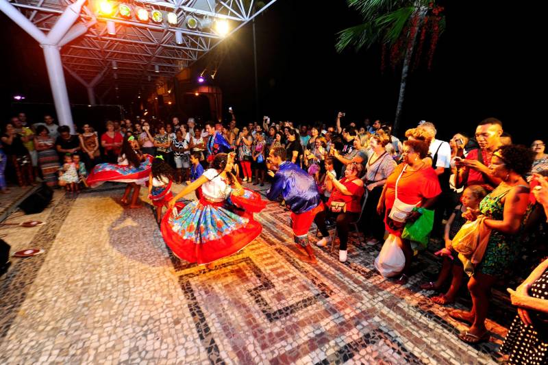 Mais um show com muito ritmo regional e repleto de histórias da cultura paraense será apresentado nesta sexta-feira, 23. O grupo Caldo de Turu encerrará a programação do mês de fevereiro do projeto Pôr do Som e colocará todo mundo para dançar a partir das 18h30, na orla da Estação das Docas.
FOTO: LEANDRO SANTANA / DIVULGAÇÃO
DATA: 22.02.2018
BELÉM - PARÁ <div class='credito_fotos'>Foto: LEANDRO SANTANA / DIVULGAÇÃO | <a href='/midias/2018/originais/123e9396-47a8-4521-8fe8-8845aa38485d.jpg' download><i class='fa-solid fa-download'></i> Download</a></div>