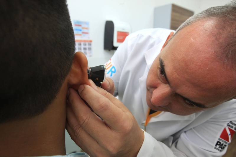 Segundo o otorrinolaringologista Murilo Lobato (foto), que atende no CIIR, a principal causa da perda auditiva é a idade, normalmente ocorrendo a partir dos 40 anos, mas o número de jovens com a deficiência é cada vez maior.
FOTO: SIDNEY OLIVEIRA / AG. PARÁ
DATA: 18.11.2018
BELÉM - PARÁ
<div class='credito_fotos'>Foto: Sidney Oliveira/Ag. Pará | <a href='/midias/2018/originais/1243008c-aa01-4600-9250-7e54d362e9cc.jpg' download><i class='fa-solid fa-download'></i> Download</a></div>
