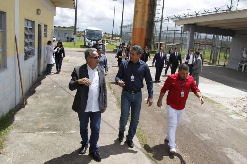 O Centro de Recuperação Penitenciário do Pará III (CRPPIII), localizado no Complexo Penitenciário de Santa Izabel, recebeu na manhã desta segunda-feira (16), a visita da Comissão de Direitos Humanos e Minorias da Câmara Federal, representada pelo deputado federal Edmilson Rodrigues, do PSOL, além de representantes da Defensoria Pública do Pará, da Ordem dos Advogados do Brasil Seção Pará (OAB-PA) e da Ouvidoria de Segurança Pública do Estado.
FOTO: AKIRA ONUMA / ASCOM SUSIPE
DATA: 16.04.2018
SANTA IZABEL DO PARÁ - PARÁ <div class='credito_fotos'>Foto: Akira Onuma / Ascom Susipe | <a href='/midias/2018/originais/1247ff91-eade-40c4-ae9e-16338cff5f42.jpg' download><i class='fa-solid fa-download'></i> Download</a></div>
