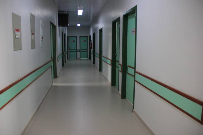 No próximo sábado, 8, o governador do Estado do Pará, Simão Jatene, inaugura o serviço de Hemodiálise do Hospital Regional do Sudeste do Pará - Dr. Geraldo Veloso (HRSP, na foto), em Marabá, no sudeste do estado. Com um investimento de mais de R$ 1,7 milhão, o setor possui 20 máquinas e poderá atender a 103 pacientes por mês, produzindo uma média mensal de 1.500 sessões. A entrega ampliará o atendimento a pacientes renais do Estado, junto com outras Unidades já em funcionando, como o Hospital Regional do Baixo Amazonas (HRBA), em Santarém, e o Hospital Regional Público da Transamazônica (HRPT), em Altamira – também, gerenciadas pela Pró-Saúde Associação de Assistência Social e Hospitalar. 

FOTO: RODOLFO OLIVEIRA / AG. PARÁ
DATA: 07.12.2018
MARABÁ - PARÁ <div class='credito_fotos'>Foto: Rodolfo Oliveira/Ag. Pará   |   <a href='/midias/2018/originais/124c8c05-af06-4ad9-ae09-4515f640eb59.jpg' download><i class='fa-solid fa-download'></i> Download</a></div>