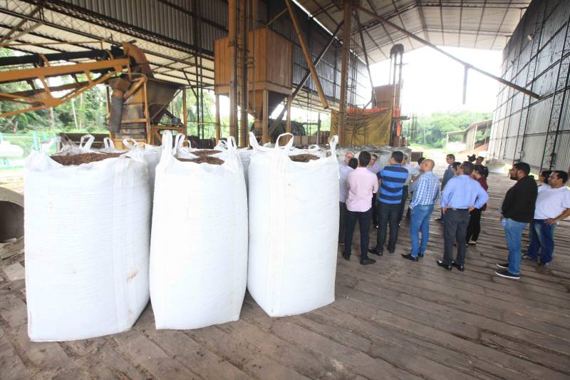 Mais de 300 produtores compareceram à arena Bira's, em Igarapé-Miri, no nordeste paraense, na manhã de quinta-feira (15), em busca de informações sobre crédito, qualificação profissional, regularização fundiária e cadeia produtiva. O público foi atendido pela "Caravana Pará 2030 - Igarapé-Miri", promovida pelo governo do Estado, que levou ao município os serviços de várias secretarias, bancos e instituições ligadas à produção e à intermediação de negócios.
FOTO: RODOLFO OLIVEIRA / AG. PARÁ
DATA: 16.03.2018
IGARAPÉ-MIRI - PARÁ <div class='credito_fotos'>Foto: Rodolfo Oliveira/Ag. Pará | <a href='/midias/2018/originais/1259c8ae-3385-48cc-905f-3733082e0135.jpg' download><i class='fa-solid fa-download'></i> Download</a></div>