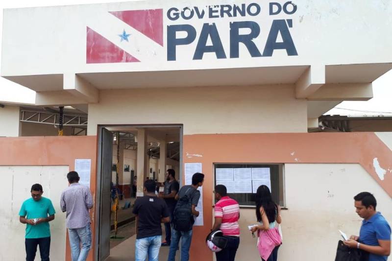 Penitenciário do Estado (Susipe) que oferece 969 vagas iniciou neste domingo, 11, pela manhã. Dos 17.545 que deveriam fazer a prova no período da manhã, 12.391 compareceram para concorrer aos cargos de Assistente Administrativo, Enfermagem, Pedagogo (Especialista em Educação) e Técnico em Gestão de Informática, cargos com provas pela manhã. De acordo com a empresa AOCP Concursos Públicos, organizadora do certame, 5.063 candidatos faltaram representando 29.01% do quantitativo que deveria fazer a prova nesta manhã. O concurso também terá provas a tarde e no próximo domingo, 18. Em Castanhal, dos 1.740 candidatos inscritos para o cargo de assistente administrativo, 452 faltaram, mais de 25% do total de inscritos. O candidato Werleson Silveira veio de Bragança fazer a prova em Castanhal. Ele já é concurseiro e está ansioso pra entrar no mercado de trabalho. “É o terceiro concurso que faço, mas ainda não consegui passar. Estou confiante neste concurso. Estudei em casa mesmo. Comprei apostila e assisti às aulas pela internet também. Estou desempregado e espero ter um bom resultado”, disse. Infelizmente nem todos conseguiram fazer prova. O candidato Emanoel Oliveira veio de Mocajuba na noite de ontem (17). Ele passou 7h na estrada, mas chegou um minuto atrasado e os portões já tinham sido fechados no Instituto Federal de Educação Tecnológica (IFPA) em Castanhal. “Perdi meu cartão de inscrição e aí minha namorada falou que meu local de prova era na UFPA. Cheguei lá e me disseram que a prova era no IFPA. Com essa confusão da escola acabei me atrasando e perdi a prova. Agora é tentar na próxima”, contou.
FOTO: ASCOM / SEAD
DATA: 11.03.2018
ALTAMIRA - PARÁ <div class='credito_fotos'>Foto: ASCOM SEAD | <a href='/midias/2018/originais/125b80b1-b53c-4c17-965e-43c28a1e753d.jpg' download><i class='fa-solid fa-download'></i> Download</a></div>