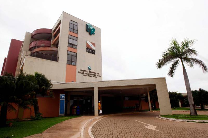 O Hospital Regional do Baixo Amazonas, em Santarém, vai se tornar o maior centro integrado de nefrologia do Norte do Brasil. Com a expansão do serviço de hemodiálise, autorizada pelo governador Simão Jatene neste sábado (10), a unidade, que já é referência nesse atendimento em todo o oeste do Pará, vai praticamente triplicar o número de máquinas e zerar a fila de pacientes na região. O investimento chega a R$ 10 milhões, em obras e equipamentos, e segue a política do governo do Estado de descentralizar a assistência de média e alta complexidade para o interior. “Vamos passar dos 200 pacientes que hoje atendemos mensalmente para 420, dobrando a capacidade de atendimento especializado. Serão cerca de 2,5 mil sessões a mais de hemodiálise por mês. Além disso, começaremos a fazer captação de rins de doadores falecidos, um novo serviço que se acopla aos transplantes que já fazemos no hospital. A ampliação, portanto, é a solução definitiva para o atendimento dessa demanda”, explicou o diretor geral do Hospital Regional de Santarém, Hebert Moreschi. Esta semana, informou, a unidade fez o 16º transplante de rim. Ao chegar ao hospital para assinar a ordem de serviço que autoriza o início das obras, Jatene viu o projeto de expansão e visitou o centro de hemodiálise, onde conheceu mais sobre o serviço e conversou com pacientes. “O ideal, é claro, seria que pudéssemos evitar, ainda na atenção básica, que pacientes diabéticos, por exemplo, se tornassem renais crônicos, mas como isso ainda não ocorre, existe esse serviço aqui para amenizar o sofrimento de quem precisa de uma máquina de hemodiálise para sobreviver”, afirmou o governador.
FOTO: THIAGO GOMES / AG PARÁ
10.03.2018
SANTARÉM - PARÁ <div class='credito_fotos'>Foto: Thiago Gomes /Ag. Pará | <a href='/midias/2018/originais/12664cf2-3db7-4bc3-b037-fb34684f2567.jpg' download><i class='fa-solid fa-download'></i> Download</a></div>